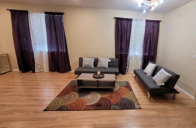 Cozy 3 Bedroom House 15 Minutes Drive to Downtown Las Vegas. Pet-Friendly!