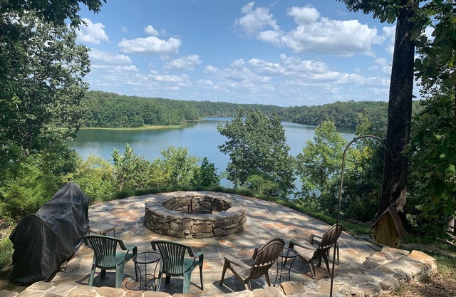 Cozy 3-bedroom house on Lake Tuscaloosa with a BEAUTIFUL VIEW.