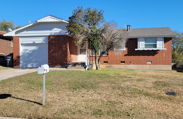 Cozy 3-bedroom house with central A/C and WiFi centrally located in Lawton