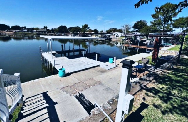 Cozy 3 Bedroom Lake House with boat dock/patio on deep water.