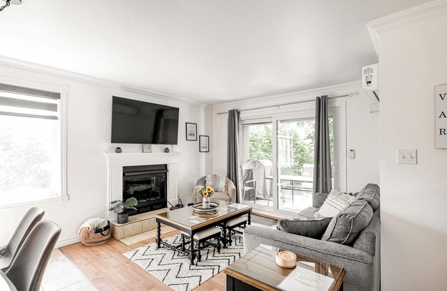 Cozy 3 bedroom +loft condo in Magog .Near lake,mountains and downtown