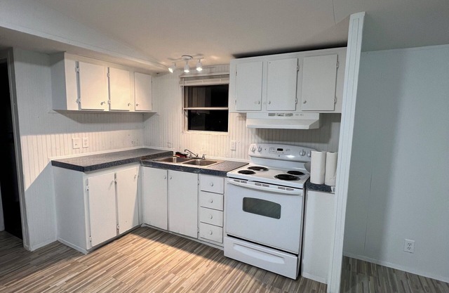 Cozy 3-bedroom mobile home in charming Vidor with AC