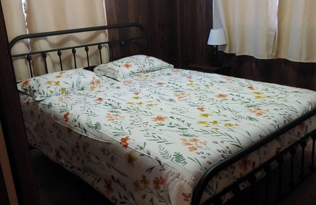 Cozy 3-bedroom mobile home in serene Blanding with AC, WiFi