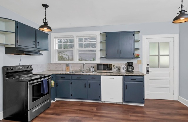 Cozy 3-bedroom townhome in charming Columbia with WiFi, AC