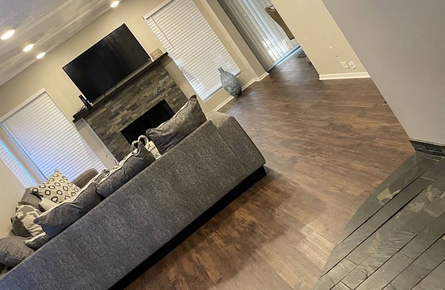 Cozy 3 bedroom with sunroom 25 mins from city