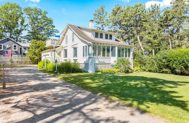 Cozy 3 BR Cottage On Hills Beach