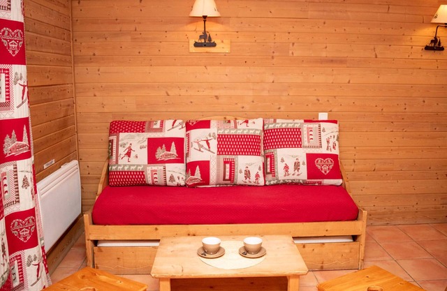 Cozy 3-Room Apartment for 8 with Balcony and Mountain Views in Pra Loup 1500
