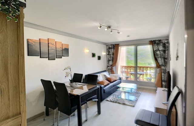 Cozy 3-Room Apt, Ski-in/Ski-out, South-Facing Balcony, Sleeps 6, Central Location in Les Bruyères
