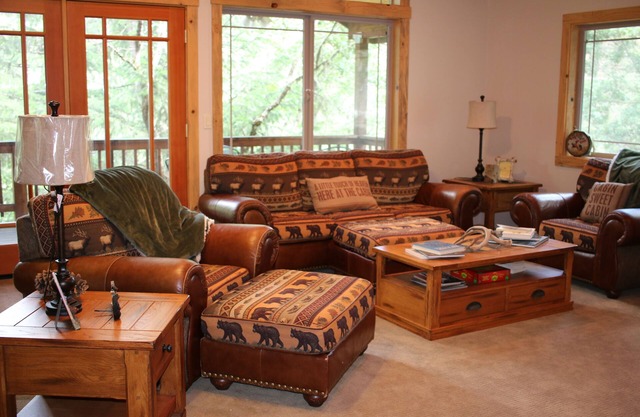 Cozy 3 Story Cabin - Near River and Lake