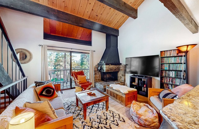 Cozy, 3-story condo with prime location, seasonal pool, tennis & sauna