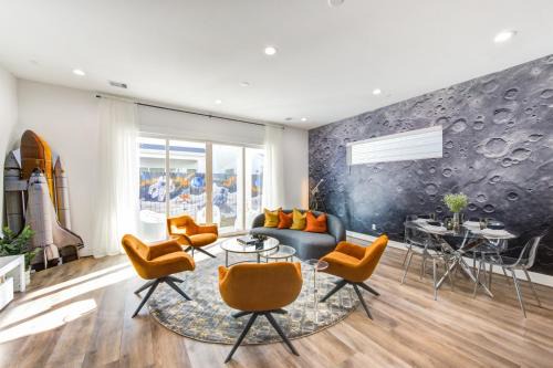 Cozy 3BD Space-Inspired Home - Patio Lounge & BBQ