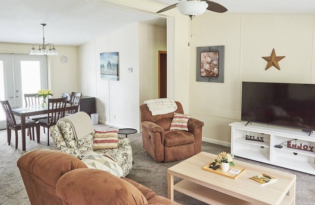 Cozy 3bdr Home/Centrally located for KC Visitors/Families