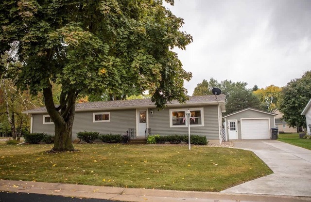 Cozy 3BR, 1.5BA home in Marshfield