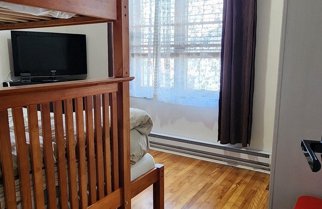 Cozy 3BR Apartement, 15m Downtown, 10m Airport, Quiet neighborhood Very walkable