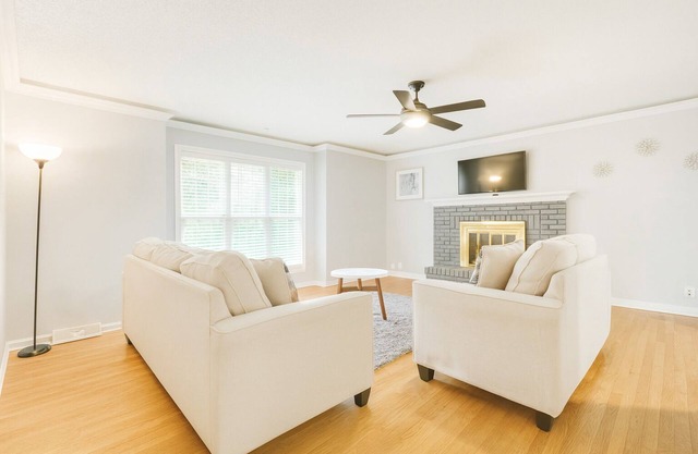 Cozy 3BR2.5 BA House by Legends Sleeps 8, 5 beds