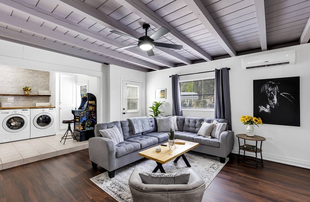 Cozy 4/2, Centrally Located, King Beds, Pergola, Hot Tub & Pool!