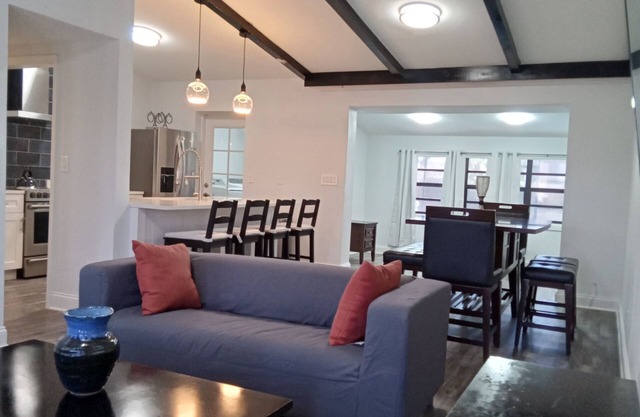 Cozy 4/3 House with Pool in fabulous Winter Park with AC, WiFi