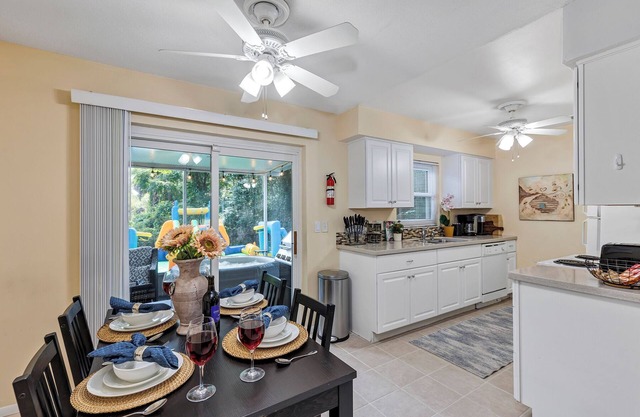 Cozy 4/3, Patio, King Bed, Bunk Room + Water Park!