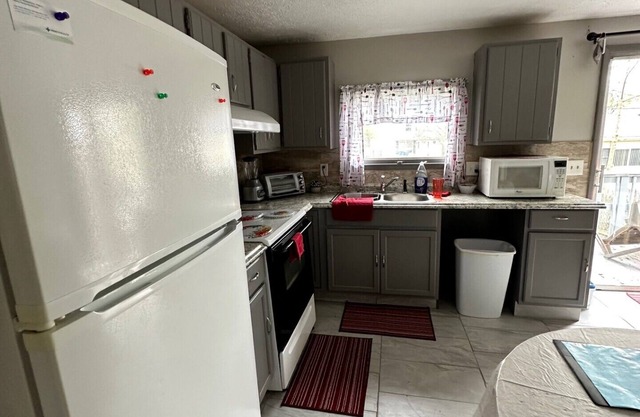 Cozy 4 BDR House, Minutes from Cedar Point and the Beach!
