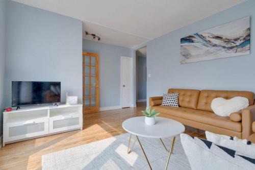 Cozy 4-Bedroom Home - 15-minute From Downtown Montreal