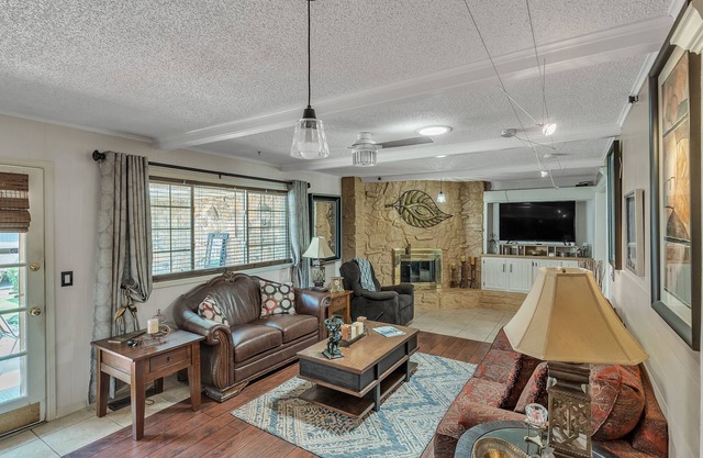 Cozy 4 Bedroom Home - Minutes to Downtown Tulsa by RedAwning