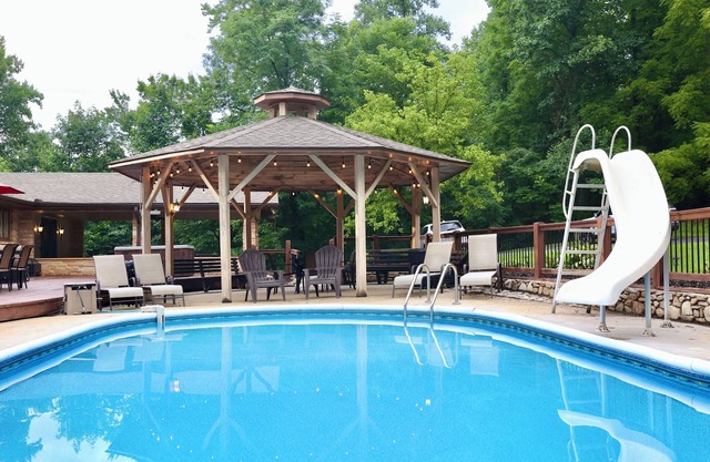 Cozy 4-bedroom house in Robbinsville with AC, WiFi, private pool, and hot tub.