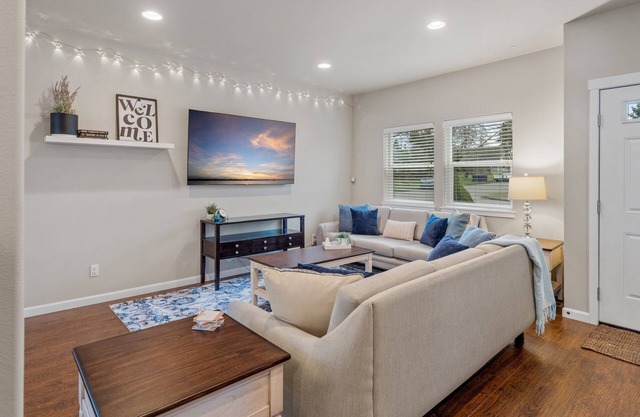 Cozy 4 bedroom retreat - only 5 minutes from a buzzing restaurant district!