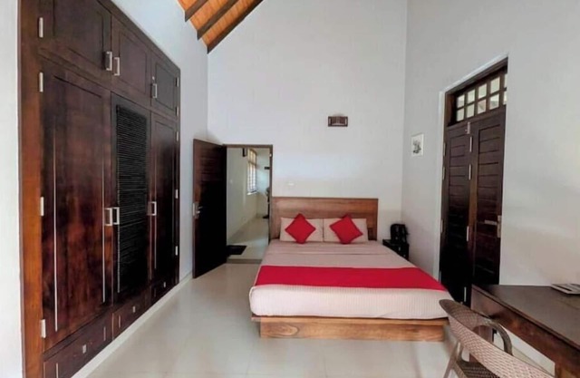 Cozy 4-bedroom villa with fitness room, WiFi & garden in charming Kimbulapitiya