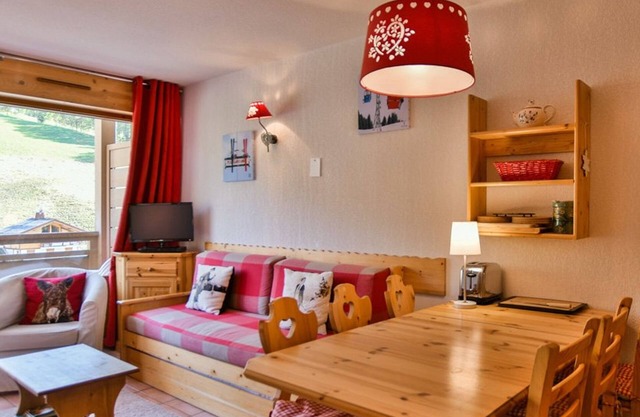Cozy 4-Person Ski-In/Out Apartment with Mountain Views and Full Amenities!