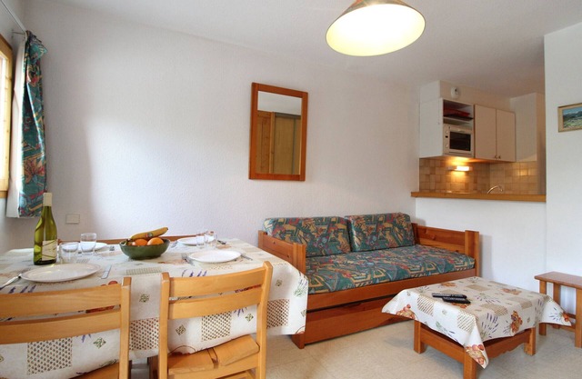 Cozy 4-Person Ski-in/Ski-out Apartment with Balcony, Free WiFi, and Garage in Val Cenis