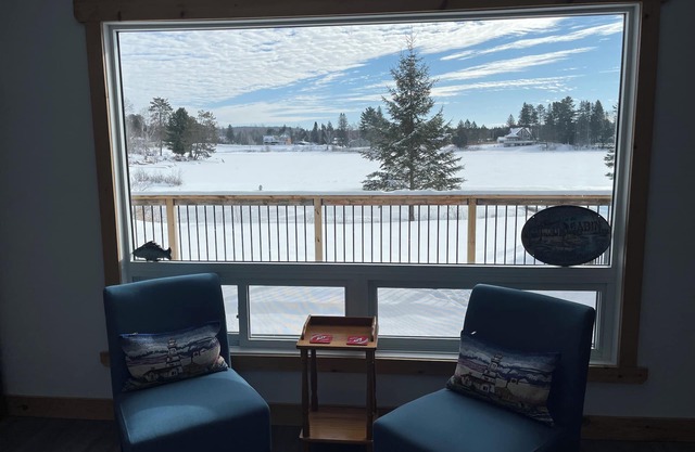 Cozy 4 season Cottage on prestine water