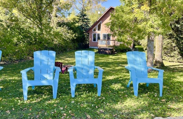 Cozy 4 season cottage with lake view and hot tub and access to private beach.