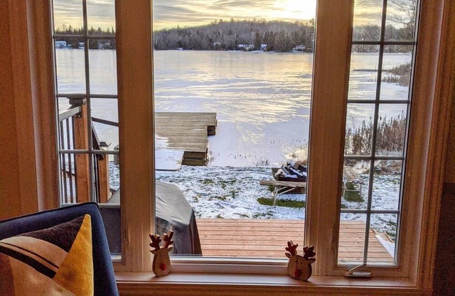 Cozy 4 season waterfront cottage