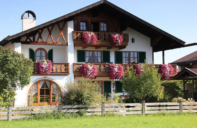 Cozy 4-star vacation apartment with south-facing balcony and panoramic view of the Karwendel