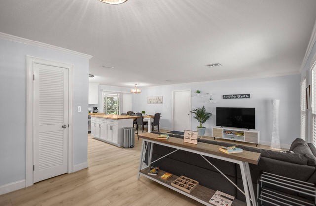 Cozy 4BR King Suite Home by WEC & Downtown!