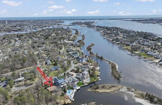 Cozy 4BR Lagoon Cottage, King Bed, Hot Tub, Game Room, Gym, Family Fun, kayaks