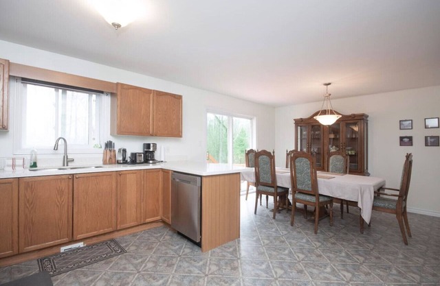 Cozy 4BR Retreat in Quinte West | BBQ & Backyard