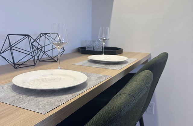 Cozy 5 minutes from the ski mountain! Ideal for a great friend or couple getaway