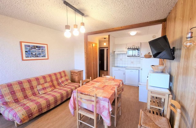 Cozy apartment for 7 with balcony, WiFi, parking, and pets allowed in Saint-Michel-de-Chaillol