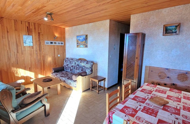 Cozy apt for 4, near skiing & hiking, balcony, pets allowed