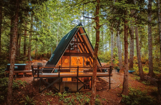 Cozy A-Frame Cabin, Private Hot tub and Hood Canal view. Pet-Friendly!