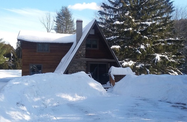 Cozy A-Frame close to skiing and on VAST Trails