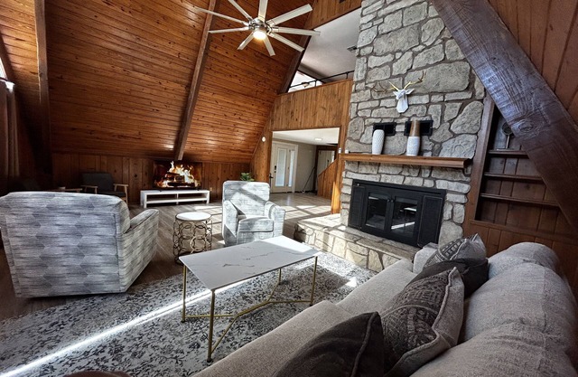 Cozy A-Frame with a Pool in Quiet Lake House Community