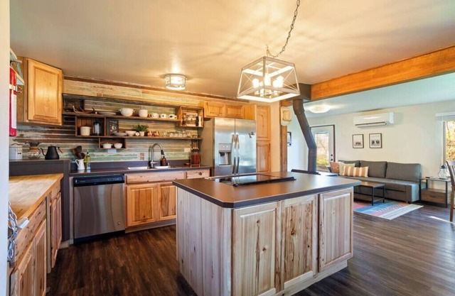 Cozy Abode w/Sauna & Views