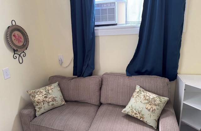 Cozy ACCESSIBLE oasis with AC, WiFi, Kitchenette in charming Vankleek Hill