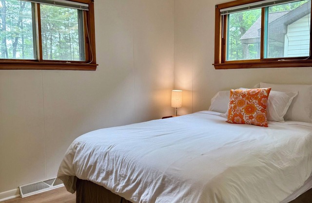 Cozy acorn cottage w/lake view