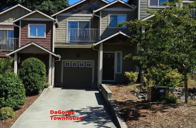 Cozy & Affordable 3 bedroom, 2.5 bath Townhouse in Portland (Troutdale) Oregon.