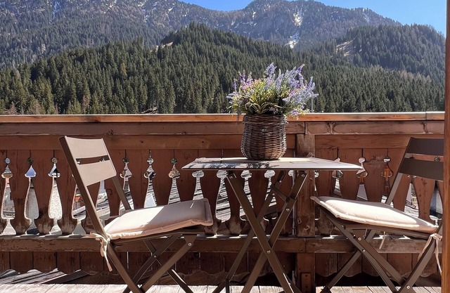 Cozy alpine lodge within walking distance of the famous Sellaronda ski slopes