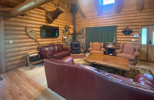 Cozy Alto Cabin on 2 Acres: Near Fishing & Skiing!