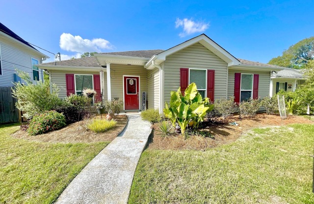 Cozy and Bright 3BD 2BA Fenced IN YARD W/PRIVATE BATH AND GARDEN TUB